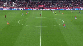 C罗被罚下后，看台上的爱尔兰球迷模仿他做出的哭泣手势